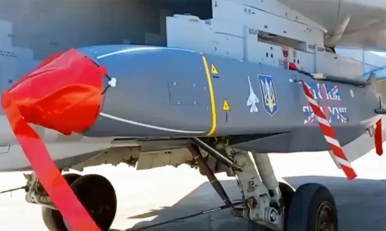 Tên lửa hành trình Storm Shadow trên cường kích Su-24 Ukraine trong ảnh công bố tháng 8/2024. Ảnh: BQP Ukraine