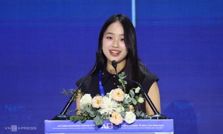 Bà Nguyễn Minh Phương, Viện phó Viện phát triển không gian tầm thấp - Hội hàng không vũ trụ Việt Nam, phát biểu tại sự kiện. Ảnh: Quỳnh Trần