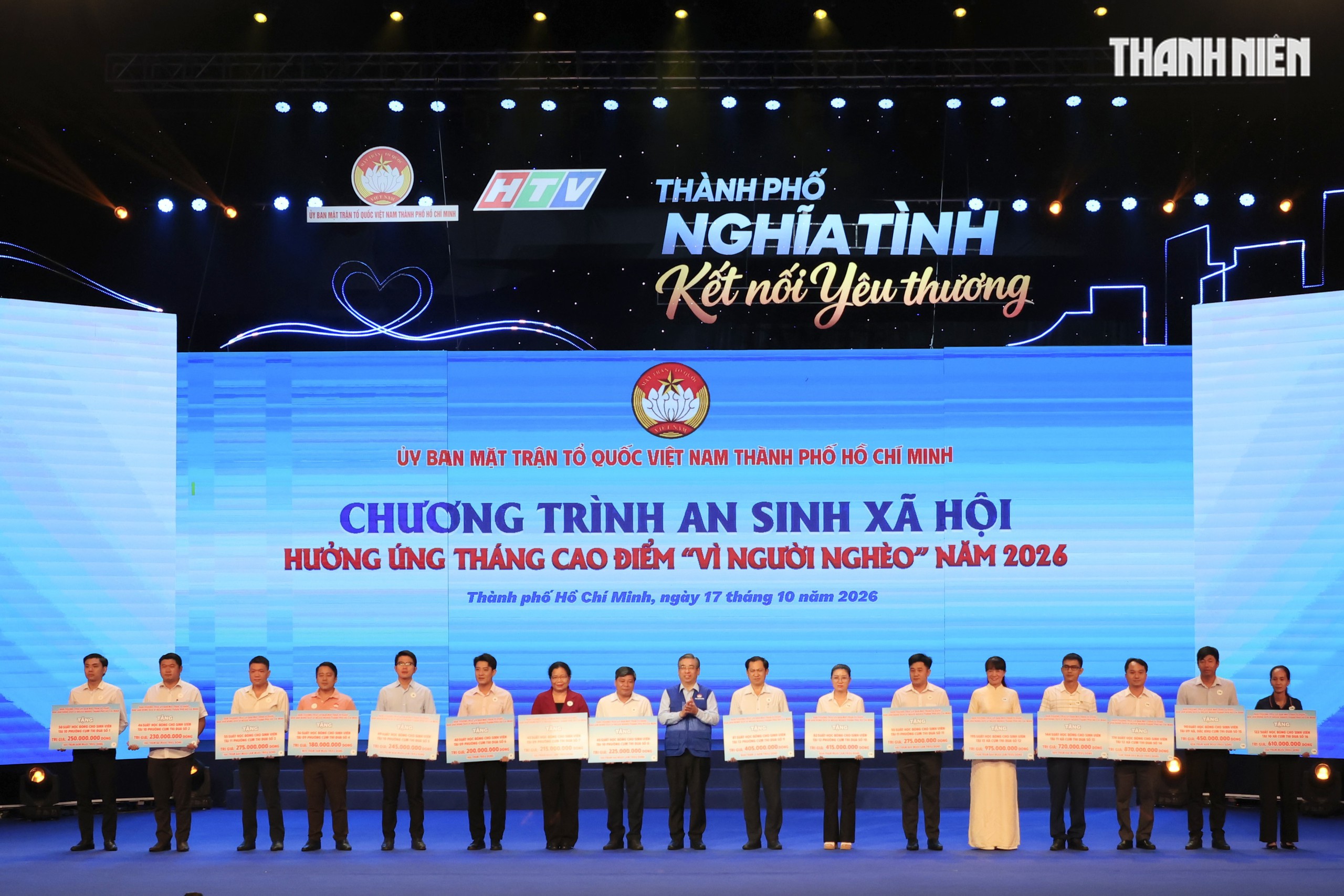16 cụm thi đua của MTTQ Việt Nam TP.HCM tiếp nhận bảng tượng trưng kinh phí hỗ trợ học bổng cho các em của các phường, xã trong cụm thi đua