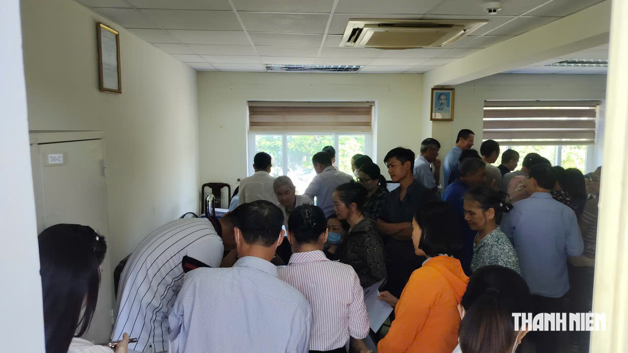 Những ngày qua rất nhiều người dân P.Hạc Thành phải kéo nhau đến Thuế cơ sở 1 Thanh Hóa để hỏi cho rõ vì sao thuế đất phi nông nghiệp nộp đầy đủ lại phát sinh nợ thuế