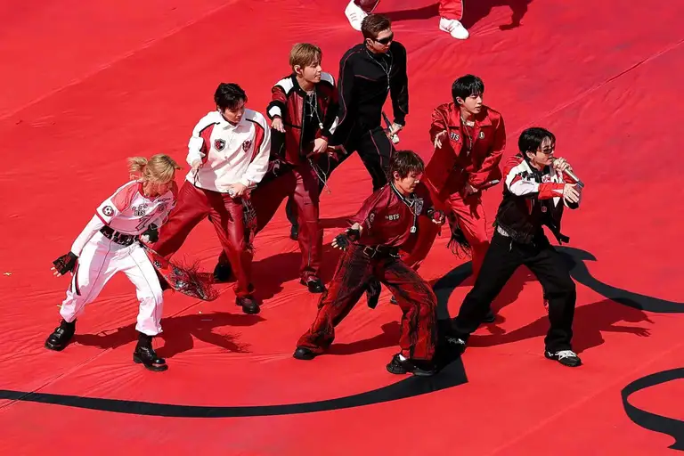 RM, Jin, Suga, J-Hope, Jimin, V và Jung Kook của nhóm BTS tại màn trình diễn giữa giờ nghỉ World Cup 2026 - Ảnh: Florencia Tan Jun