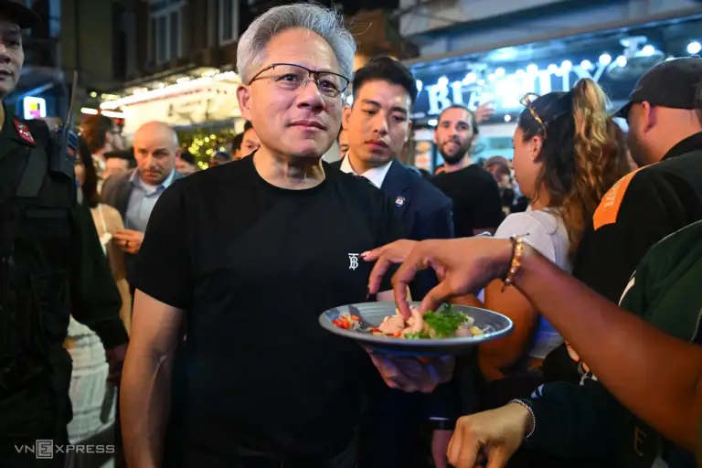 CEO Nvidia Jensen Huang dạo phố cổ, ăn tối trong chuyến thăm lần thứ hai của ông tới Việt Nam, ngày 5/12/2024. Ảnh: Giang Huy