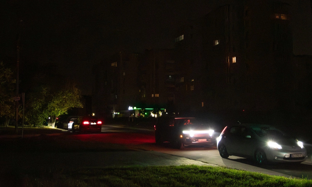 Phương tiện di chuyển trên đường tại thành phố Lviv, miền tây Ukraine, hôm 17/10. Ảnh: AFP