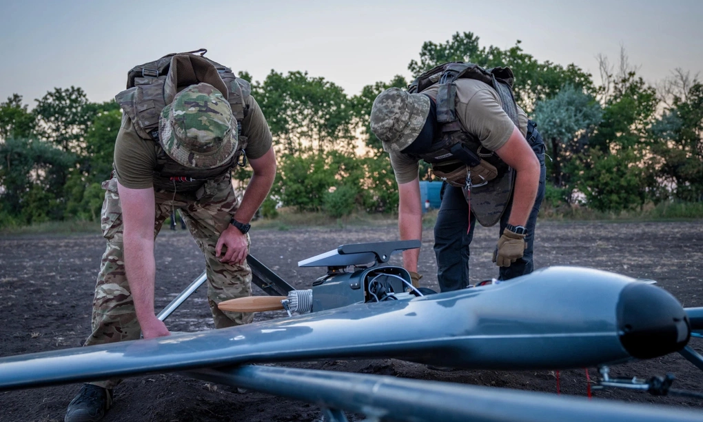 Binh sĩ Ukraine chuẩn bị UAV để tập kích bán đảo Crimea ngày 6/8. Ảnh: AP