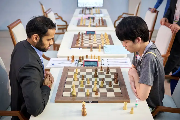 Siêu Đại kiện tướng Arjun Erigaisi (trái) để thua trước kỳ thủ trẻ Prin Laohawirapap của Thái Lan - Ảnh: FIDE