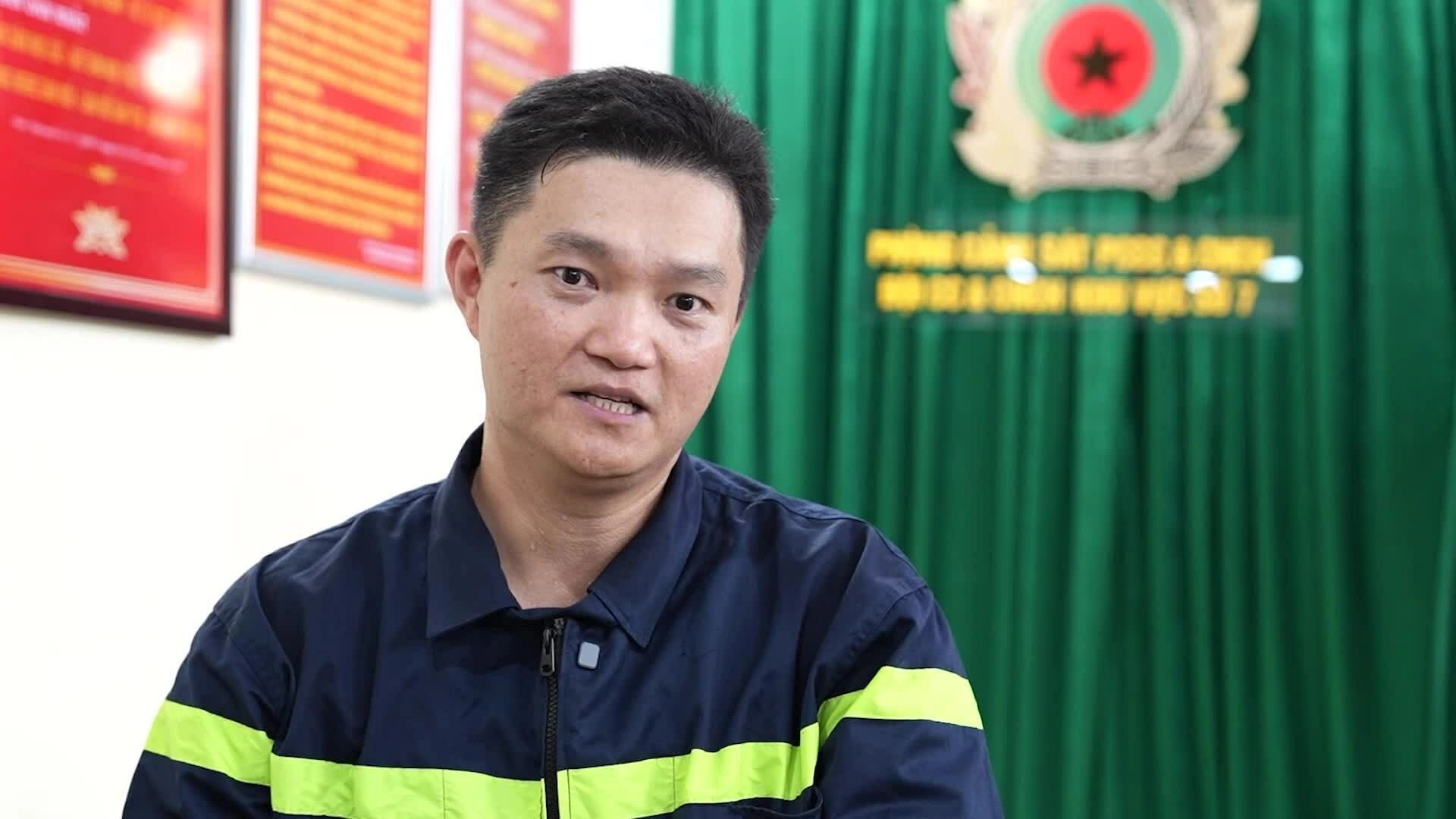 Chiến sĩ cảnh sát Phòng cháy chữa cháy và Cứu nạn cứu hộ kể lại khoảnh khắc lao vào biển lửa cứu người. Video: Huy Mạnh