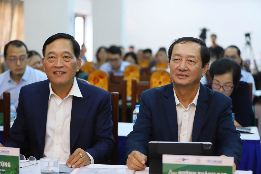 TS Trần Văn Tùng và PGS.TS Huỳnh Thành Đạt tại hội thảo ngày 15/10. Ảnh: Hà Tuấn