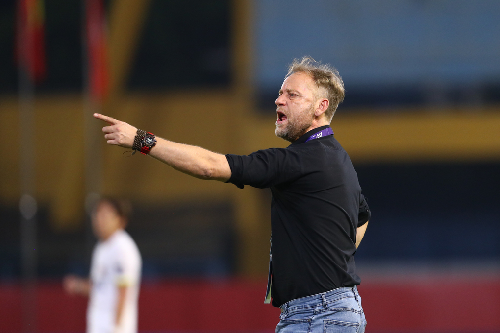 HLV Mano Polking chỉ đạo trong trận thua Kashima Antlers 0-1 ở lượt hai bảng miền Đông vòng phân hạng AFC Champions League Elite 2026-2027, trên sân Hàng Đẫy, Hà Nội ngày 13/10/2026. Ảnh: AFC