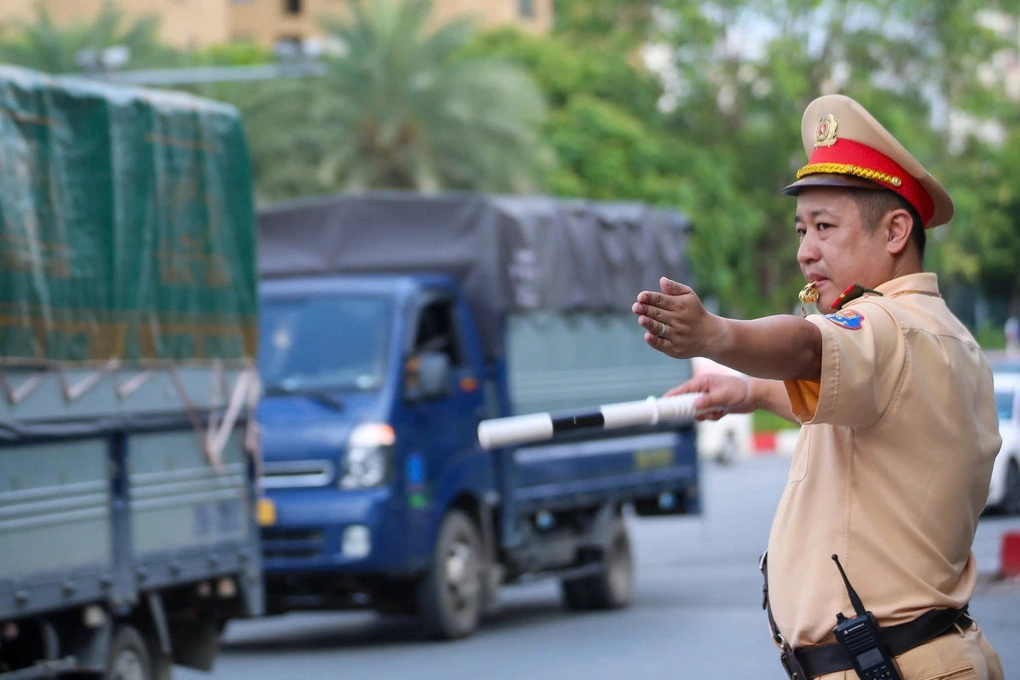 CSGT phân luồng giao thông ở Hà Nội. Ảnh: Tiến Trạch