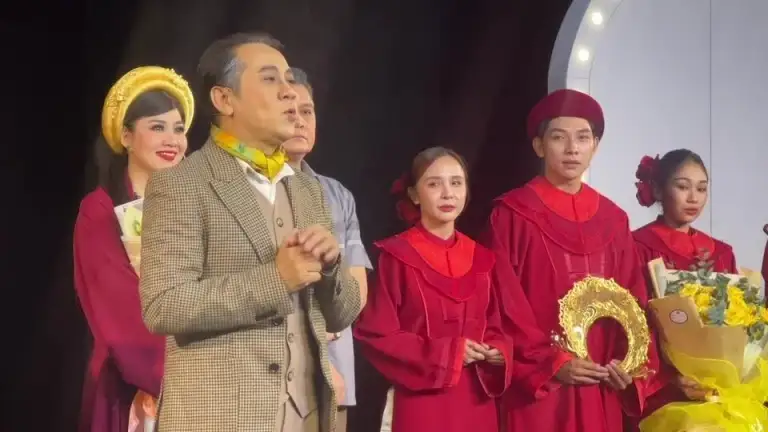 Thành Lộc khóc khi cùng các nghệ sĩ ra mắt sân khấu năm 2023. Video: Mai Nhật