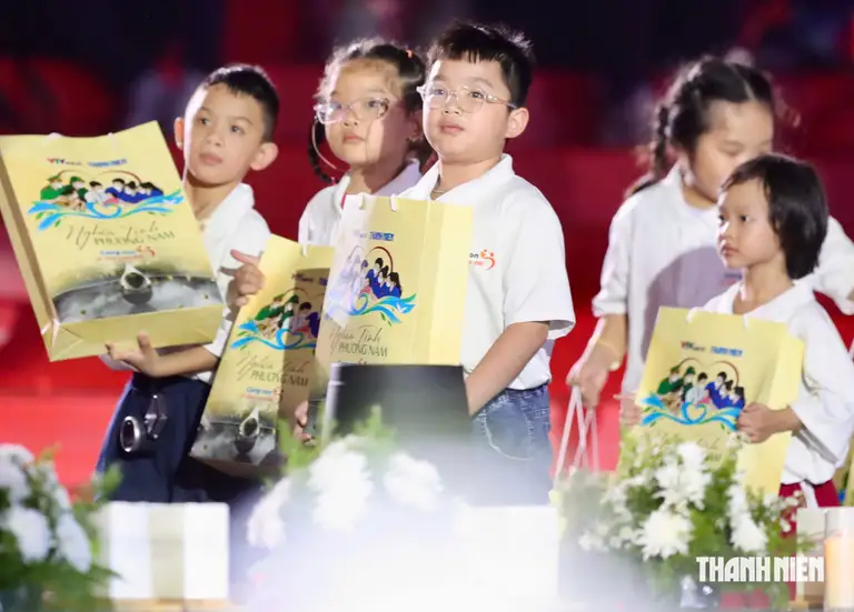 Những món quà được trao như một "cánh tay" tiếp sức, góp thêm điểm tựa để các em vững vàng hơn trên hành trình trưởng thành