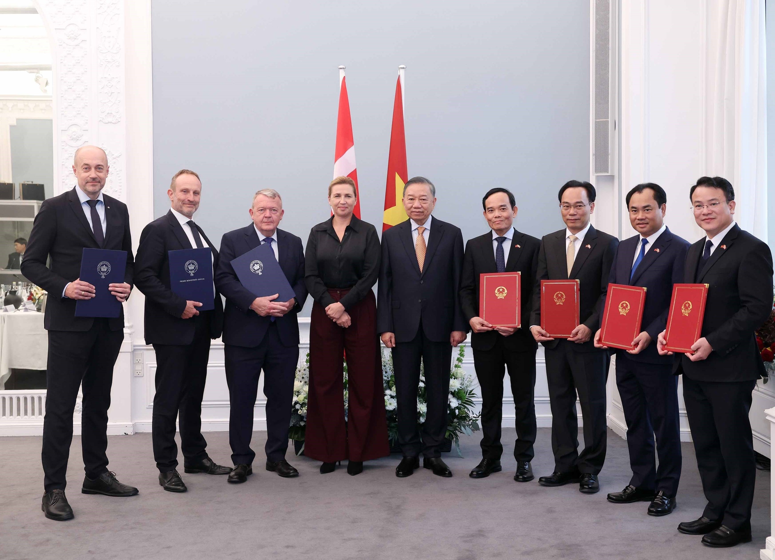 Tổng Bí thư, Chủ tịch nước Tô Lâm và Thủ tướng Mette Frederiksen chứng kiến lễ trao các văn kiện hợp tác giữa các bộ, ngành, cơ quan và doanh nghiệp hai nước - Ảnh: TTXVN