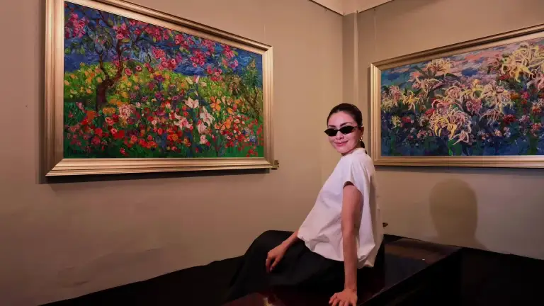 Không khí ngày khai mạc triển lãm "Những mùa hoa trong ký ức" hôm 12/9. Video: Nhân vật cung cấp