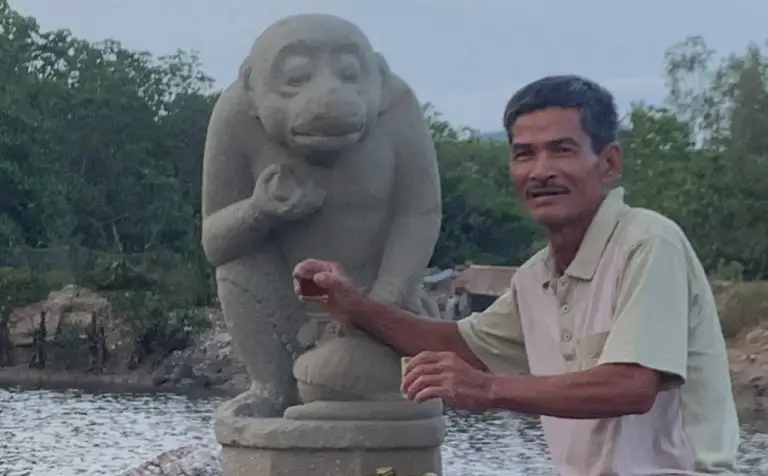 Ông Lực đặt bức tượng trên mỏm đá giữa ao cá nhà mình để thờ vì cho rằng tượng linh thiêng. Ảnh: Nhân vật cung cấp