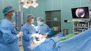 Bỏ qua khởi động, dễ chấn thương cổ chân khi chơi thể thao