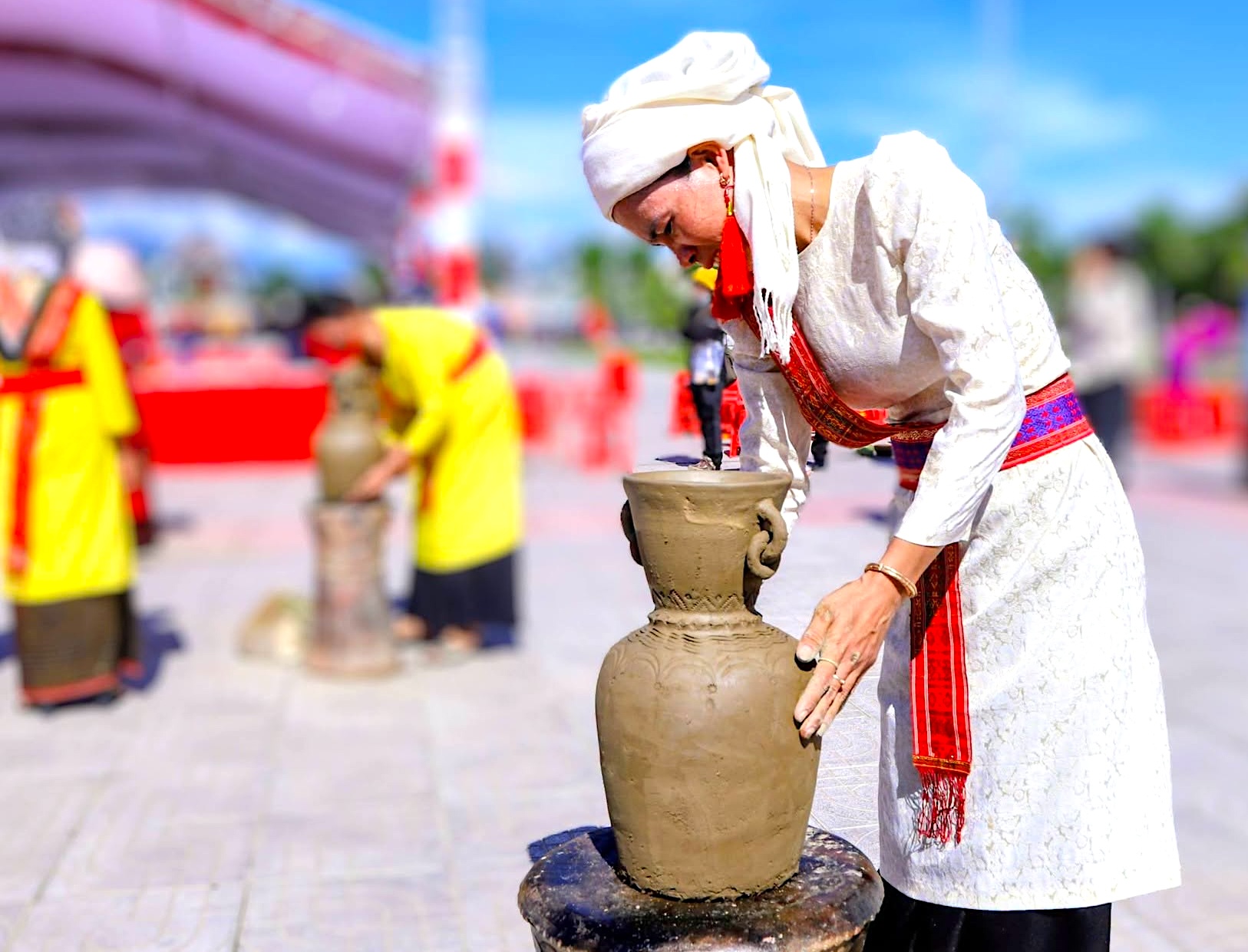 Hội thi tay nghề làm gốm của người Chăm năm 2026 trong khuôn khổ Lễ hội Gốm Chăm Bàu Trúc lần thứ I - Ảnh: NÚI XANH