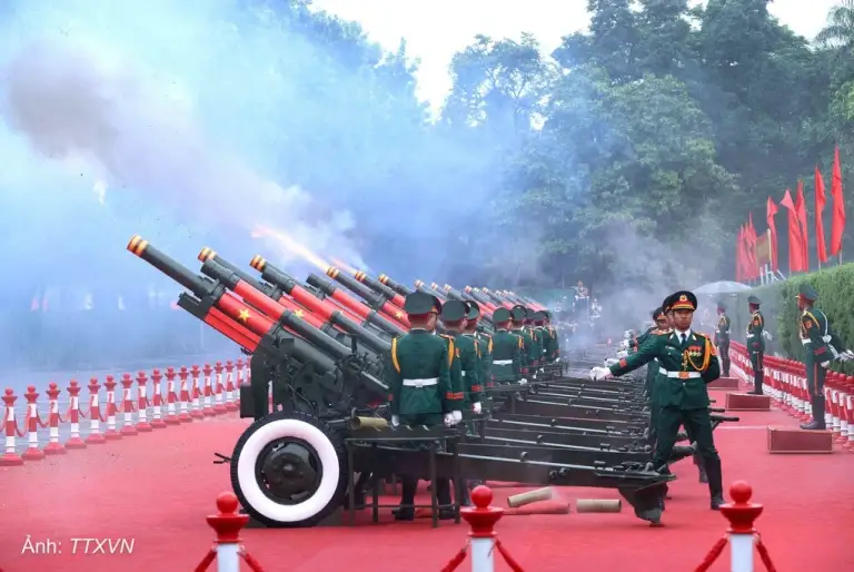 Dàn đại bác khai hỏa trong lễ đón Quốc vương Thái Lan sáng 15/9. Ảnh: TTXVN