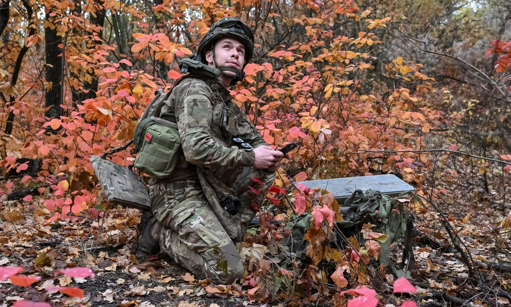 Lính pháo binh Ukraine lắp đặt ăng-ten Starlink gần tiền tuyến tỉnh Donetsk ngày 16/10. Ảnh: Reuters