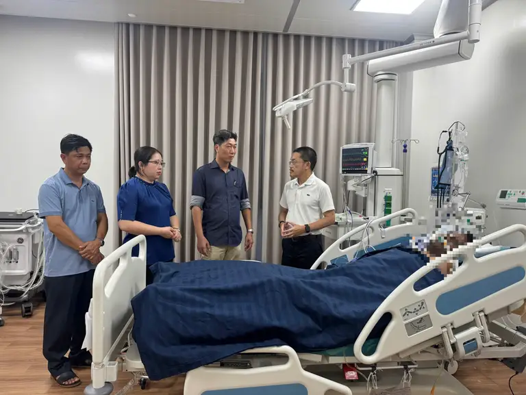 Lãnh đạo đặc khu Phú Quốc (tỉnh An Giang) cùng đơn vị liên quan đến bệnh viện thăm du khách gặp nạn lật ca nô ở hòn Mây Rút Ngoài (An Thới, đặc khu Phú Quốc) - Ảnh: XUÂN MI