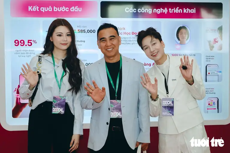 Nghệ sĩ Quyền Linh tham dự chương trình cùng con gái Mai Thảo Ngọc - Ảnh: HỮU DUY