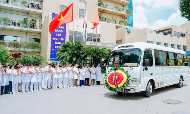 Y bác sĩ Bệnh viện Bạch Mai cúi đầu tiễn biệt Giáo sư Vũ Văn Đính. Ảnh: Thế Anh