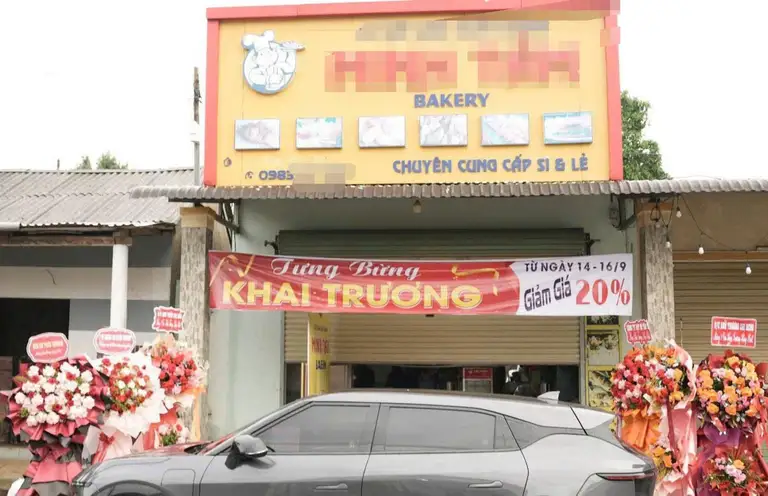 Tiệm bánh mì vừa khai trương của ông Minh, nơi đang bị nghi gây ngộ độc cho 46 người - Ảnh: QUỐC NAM
