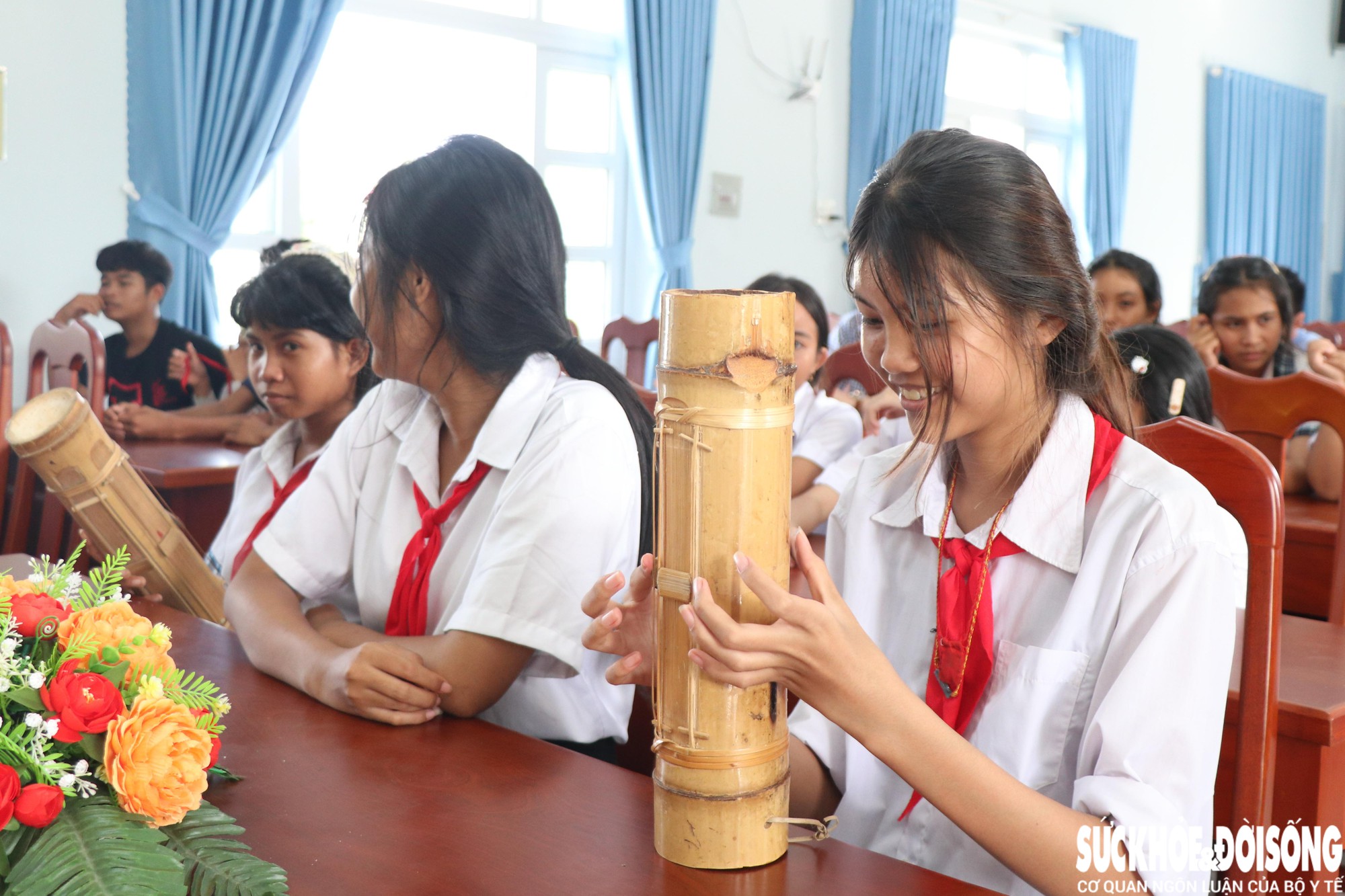 Các em học sinh hào hứng khi lần đầu được chạm vào đàn Chapi. Ảnh: Duy Ngọc.