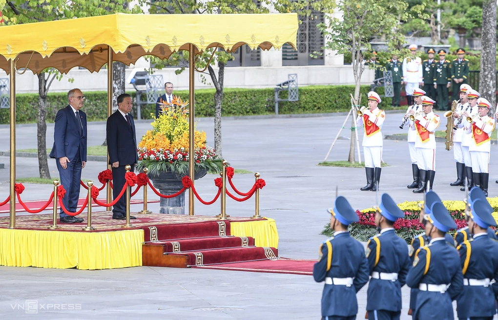 Tổng Bí thư, Chủ tịch nước Tô Lâm và Tổng thống Thụy Sĩ Guy Parmelin tại lễ đón ở Nhà Quốc hội chiều 17/10. Ảnh: Giang Huy