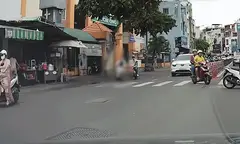 Đứa trẻ đi xe máy điện tạt ngang đầu ôtô