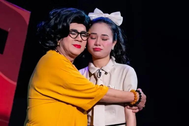 Nghệ sĩ Thành Lộc (trái) cùng diễn viên trẻ trong vở "Ngôi nhà không có đàn ông" - một trong những tác phẩm ăn khách của Thiên Đăng. Ảnh: Đơn vị cung cấp