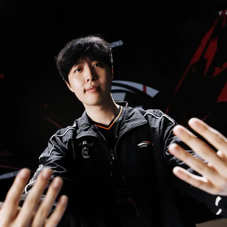 Nhưng cũng chỉ có Kanavi mới có thể tự mình sửa chữa vấn đề này - Ảnh: LoL Esports.