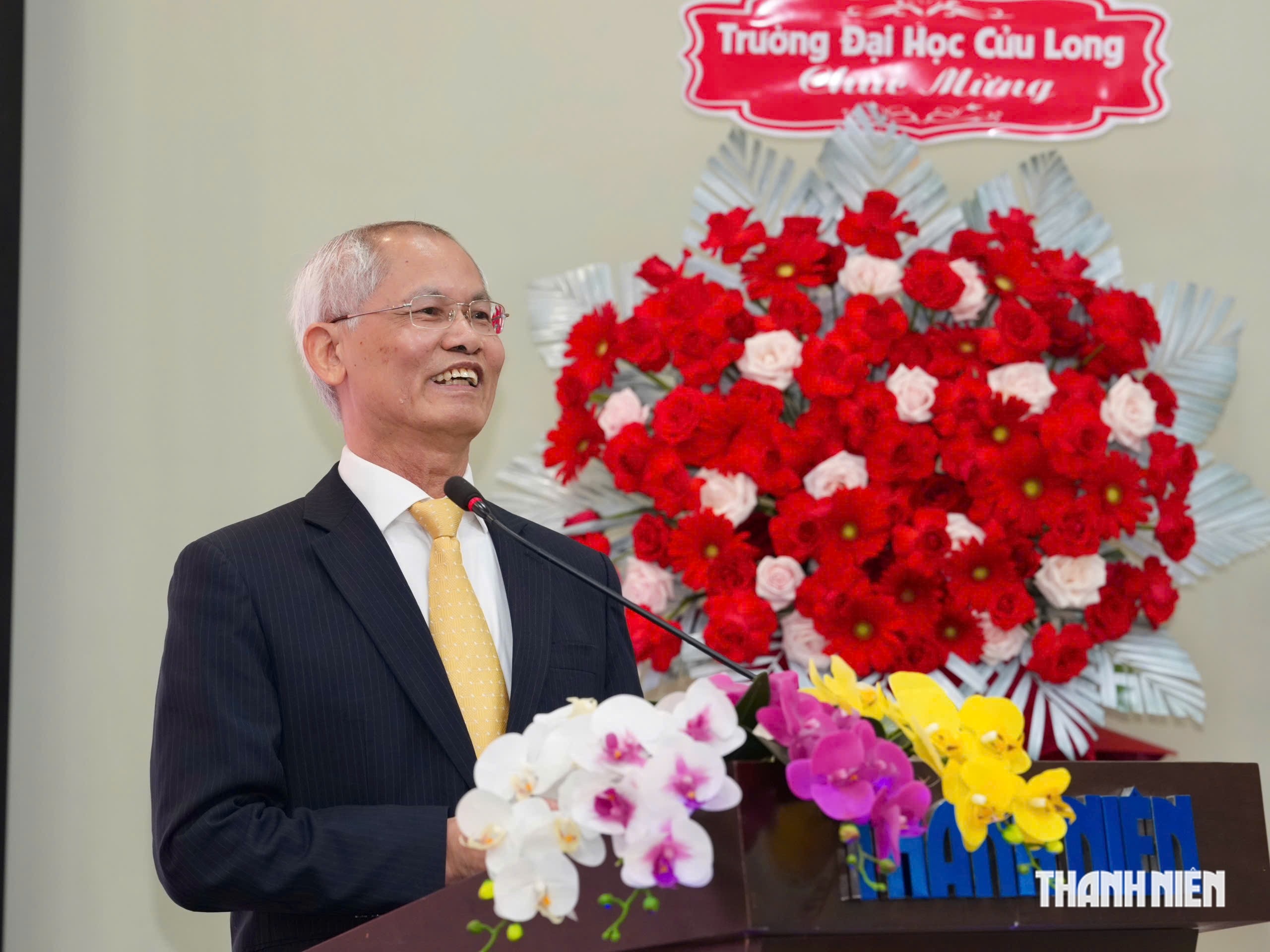 Giáo sư - tiến sĩ - bác sĩ Đào Văn Dũng trình bày tham luận tại hội thảo
