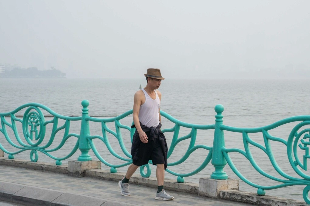 Đi bộ nhẹ vào buổi chiều giúp tăng cường vận động, hỗ trợ kiểm soát huyết áp và bảo vệ sức khỏe tim mạch. Ảnh minh họa: Hoàng Giang