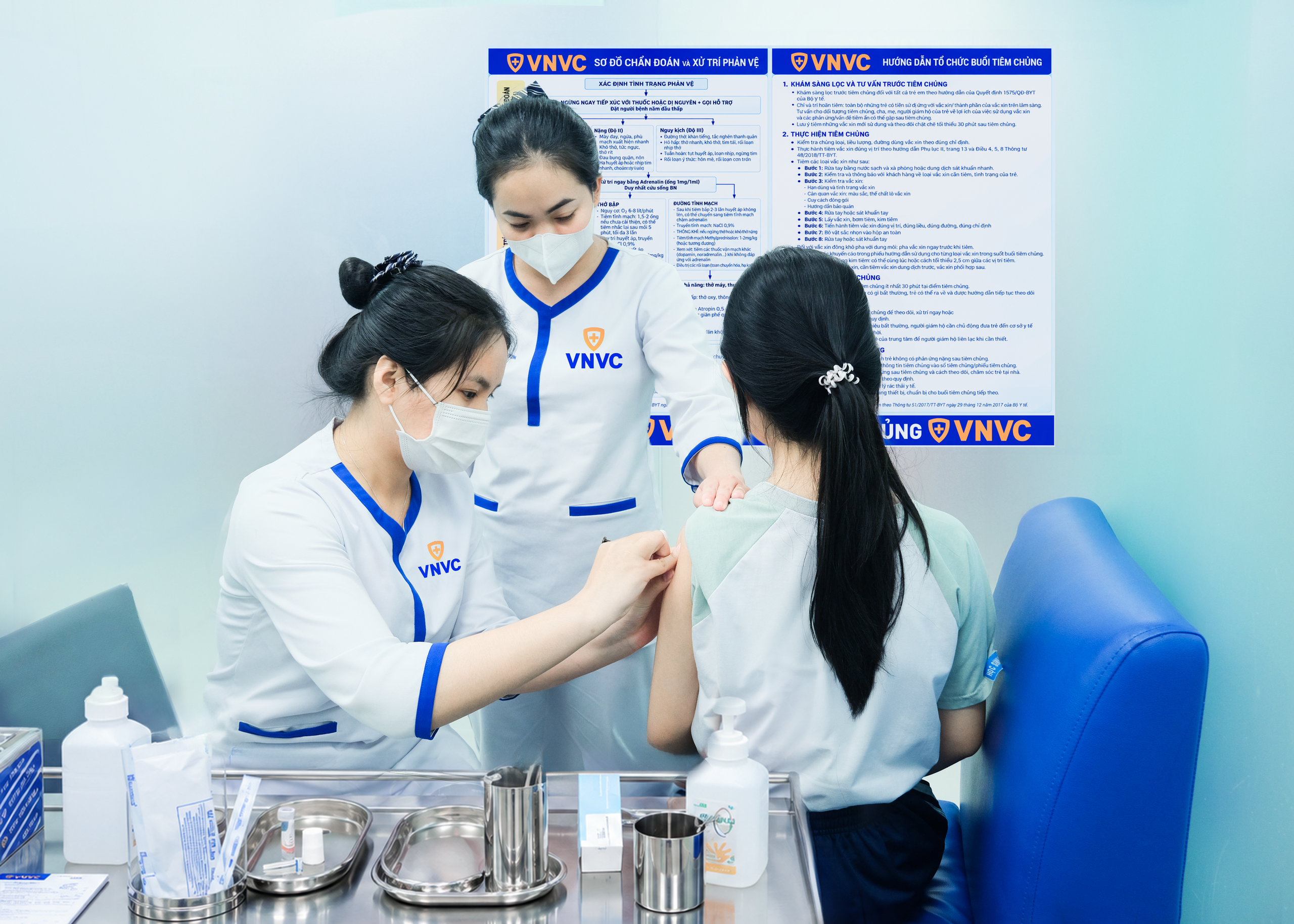 Trẻ tiêm vắc xin não mô cầu tại VNVC