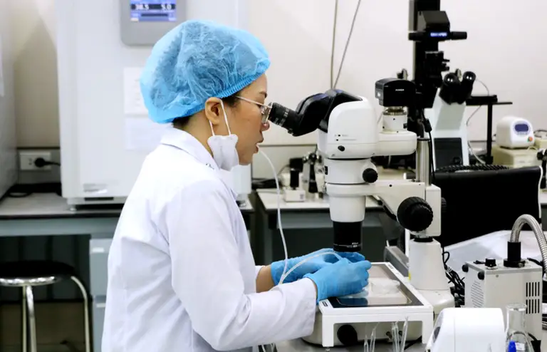 Nghiên cứu trong phòng thí nghiệm tại Trường đại học Quốc tế (Đại học Quốc gia TP.HCM) - Ảnh: TRỌNG NHÂN