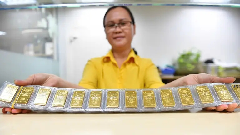 Giá vàng hôm nay: Lần đầu tiên sau nhiều năm giá vàng trong nước thấp hơn thế giới