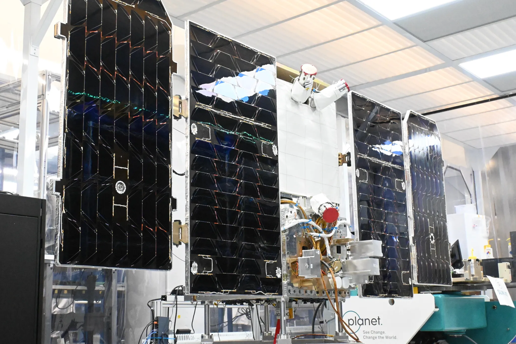Nguyên mẫu vệ tinh của Project Suncatcher trang bị TPU của Google. Ảnh: Planet Labs