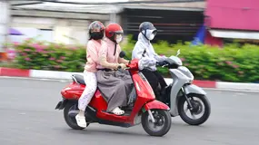 Honda thống trị xe máy xăng, VinFast dẫn đầu xe máy điện