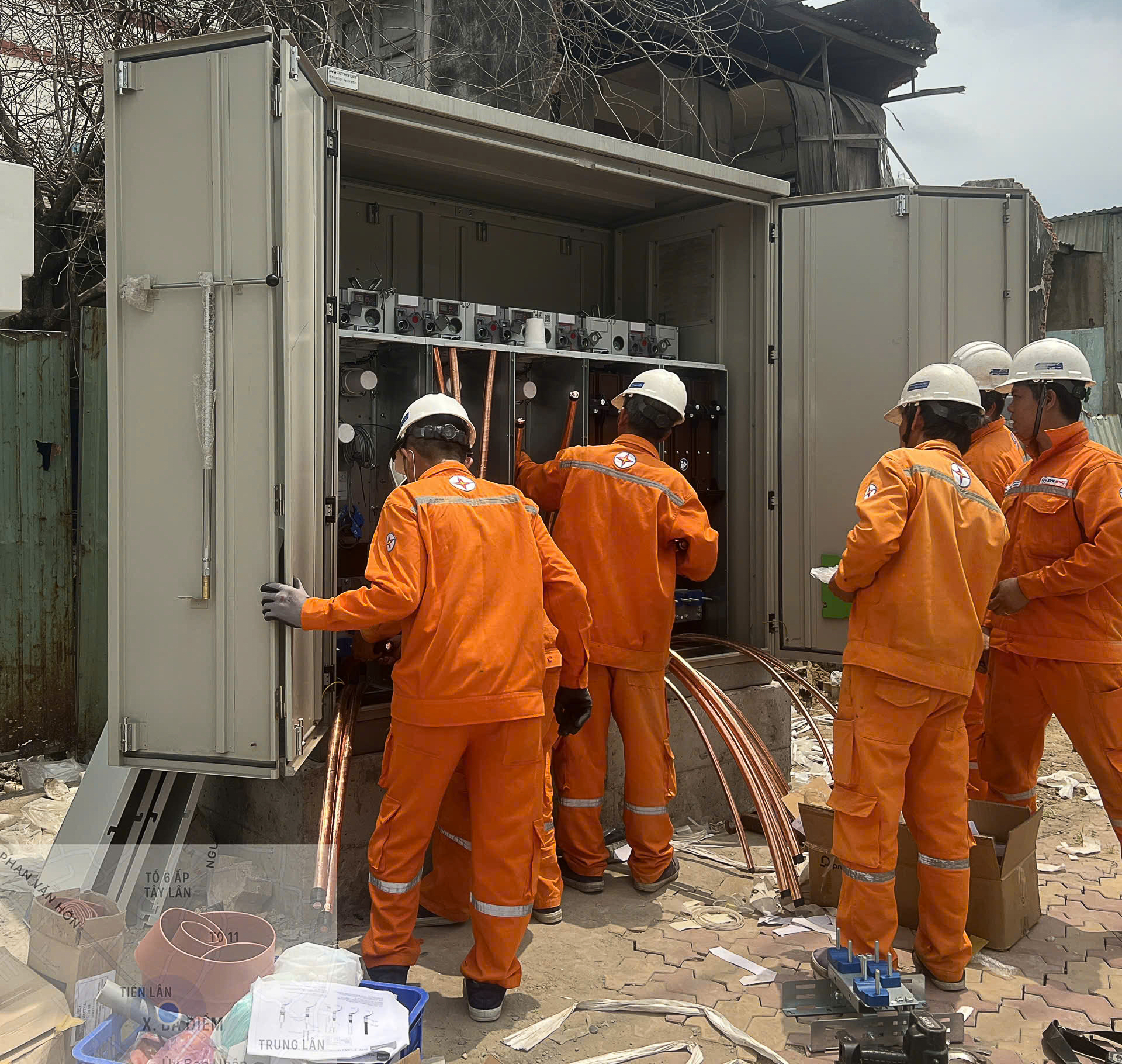 Nhân viên Công ty Điện lực Hóc Môn đang thi công ngầm hóa lưới điện trên đường Nguyễn Ảnh Thủ nối dài