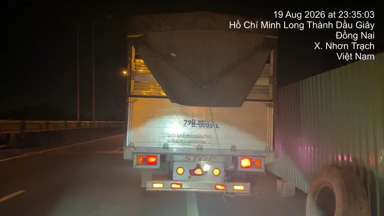 Xe bị sự cố buộc dừng trên cao tốc nhưng tài xế đặt cảnh báo không bảo đảm khoảng cách