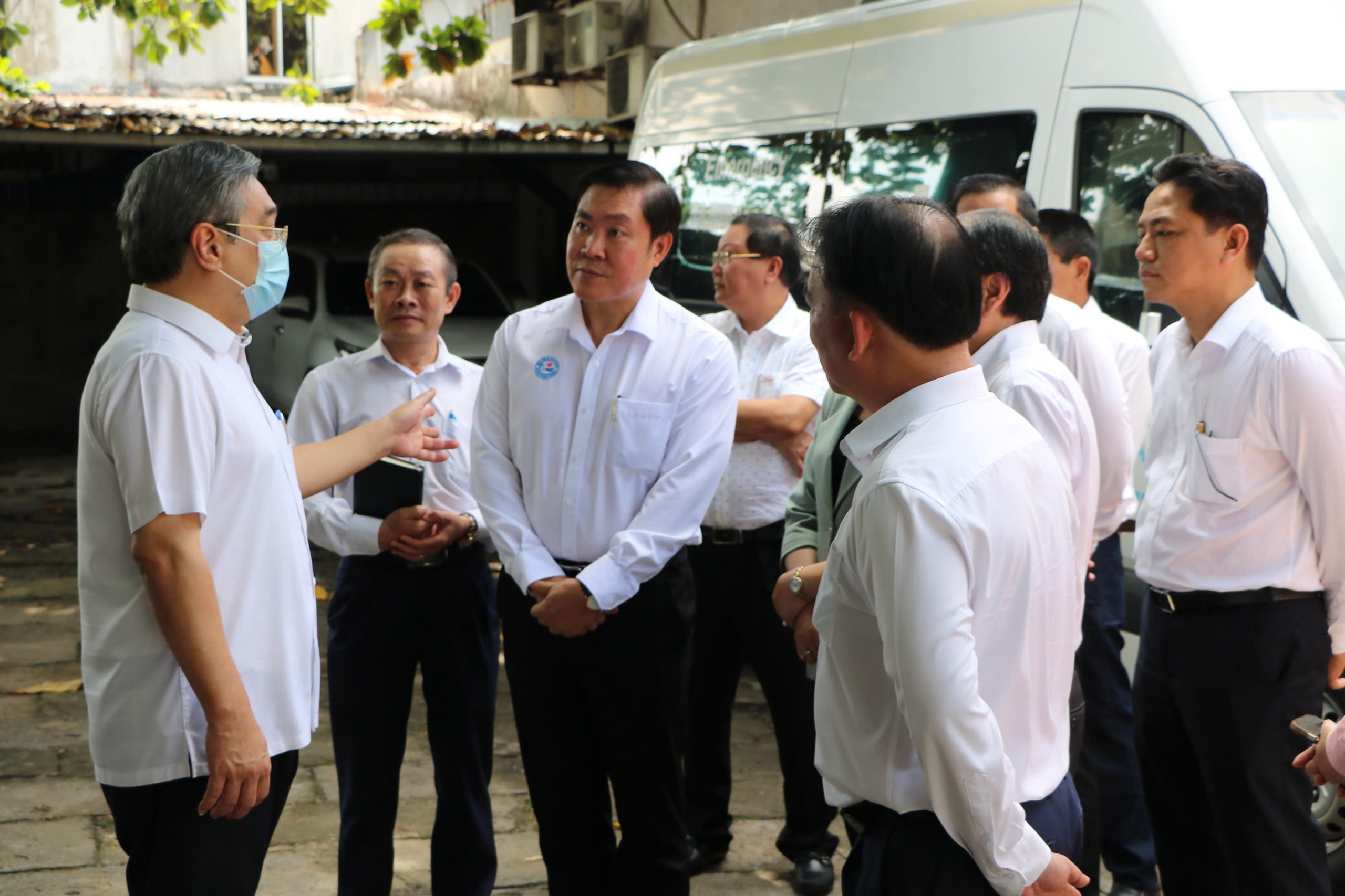 Ủy viên Trung ương Đảng, Phó bí thư Thành ủy TP.HCM, Chủ tịch Ủy ban MTTQ Việt Nam TP.HCM Nguyễn Phước Lộc (bên trái ngoài cùng) khảo sát khu đất 14 Phú Châu, phường Tam Bình - Ảnh: THU HIẾN