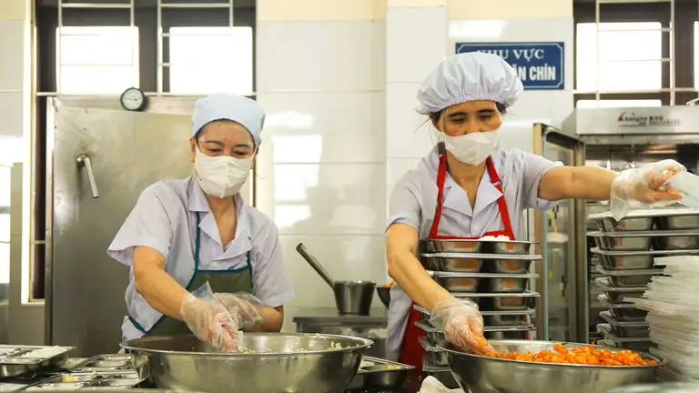 UBND TP Hà Nội chỉ đạo siết chặt quản lý an toàn thực phẩm học đường, yêu cầu công khai thực đơn, nguồn gốc nguyên liệu.