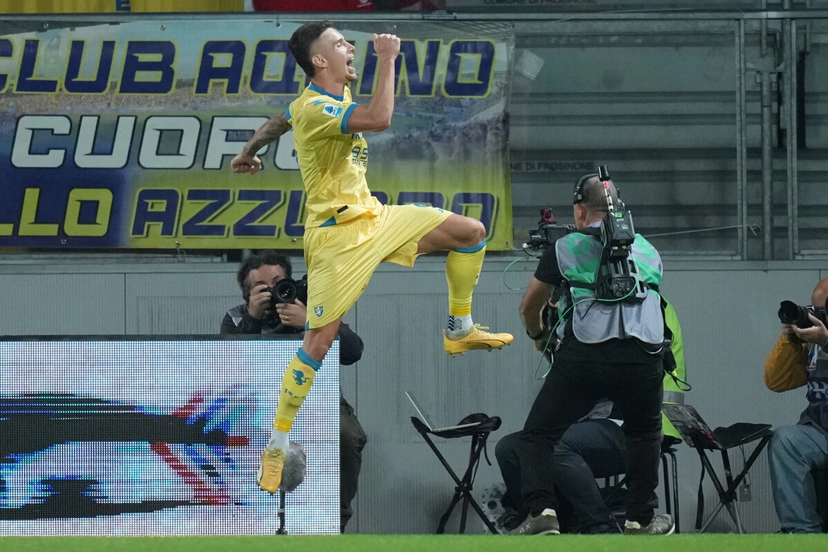 Antonio Raimondo ăn mừng bàn thắng trong trận Frosinone – Sassuolo trên sân Benito Stirpe, Frosinone, Italy ngày 16/10/2026. Ảnh: AP
