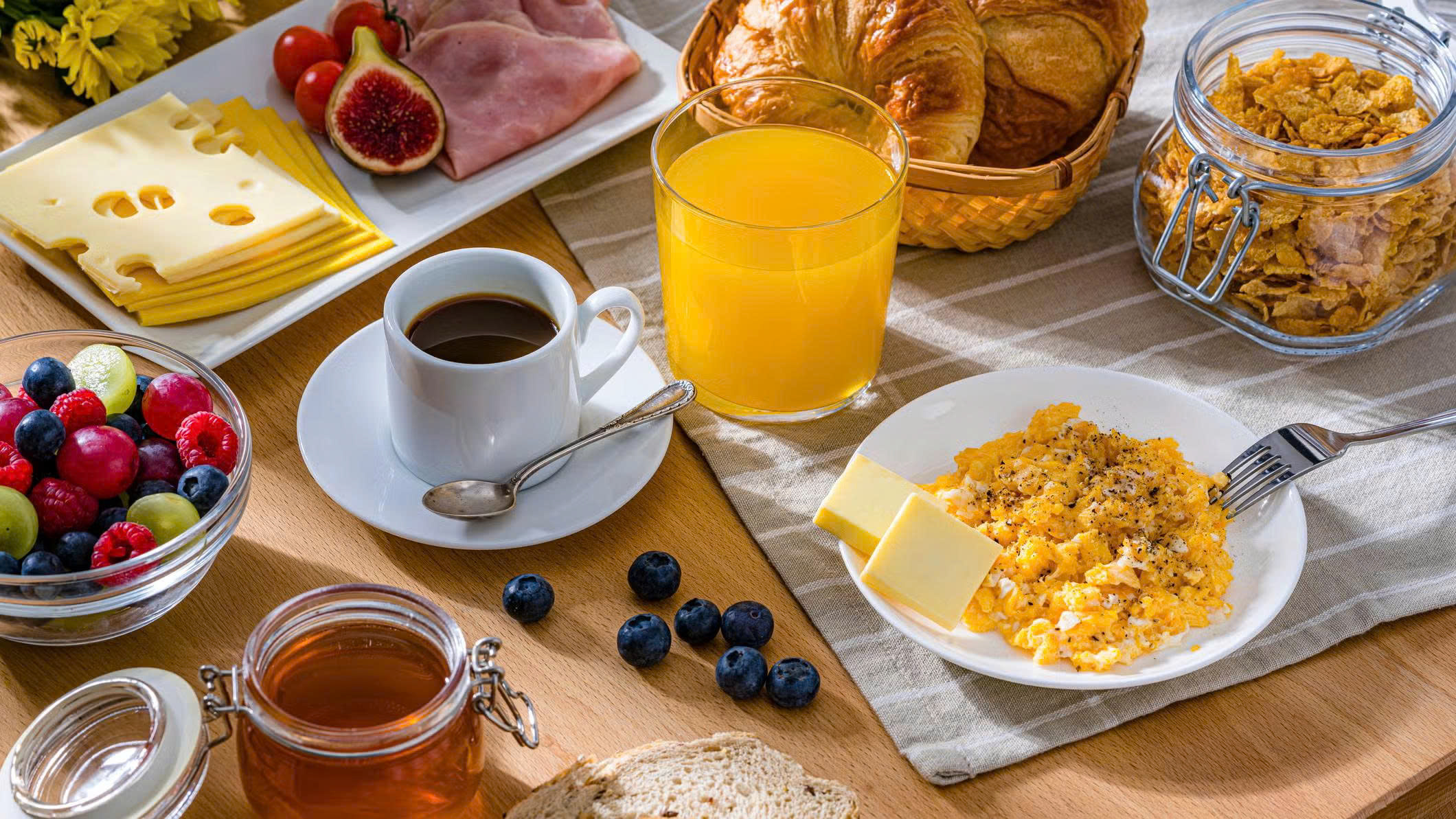 Bữa sáng cân bằng dinh dưỡng sẽ giúp tăng cường khả năng vận động, thể lực và sức khỏe trí não - Ảnh minh họa