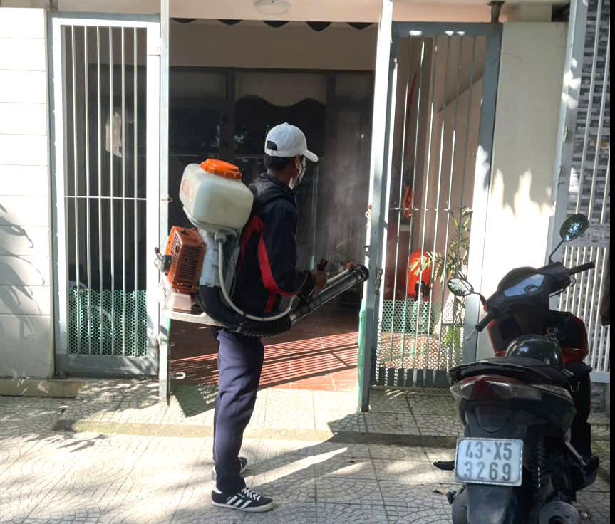 Cán bộ y tế phường Ngũ Hành Sơn phun thuốc diệt khuẩn tại tổ dân phố 125 - Ảnh: Phường Ngũ Hành Sơn cung cấp