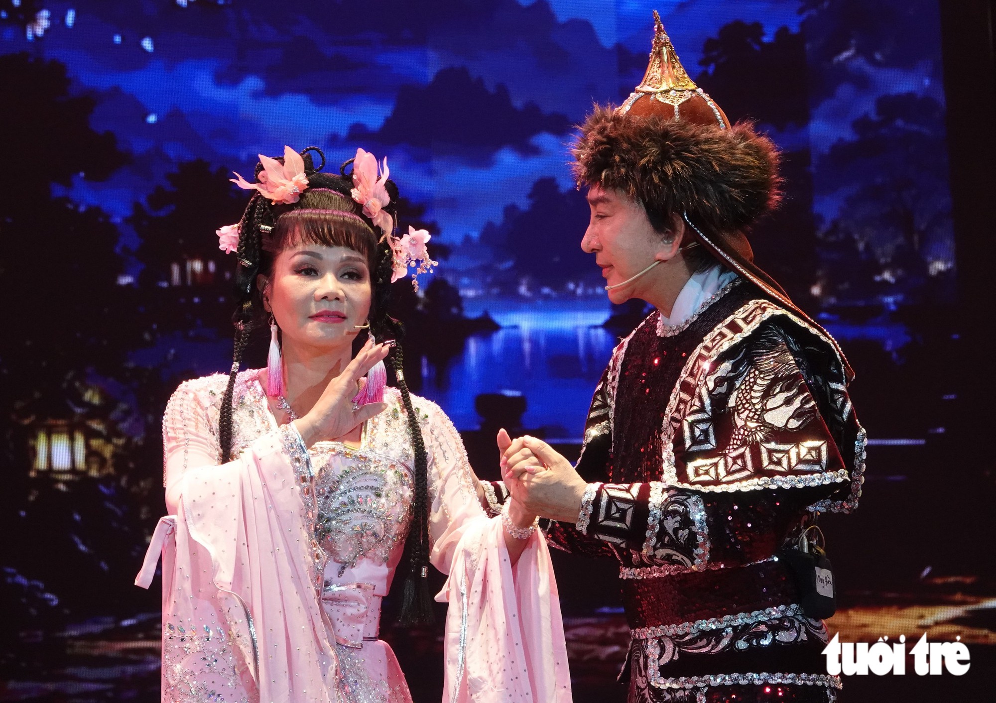 Kim Tử Long và Ngọc Huyền trong trích đoạn Bụi mờ ải nhạn phúc khảo chiều 17-10 - Ảnh: LINH ĐOAN