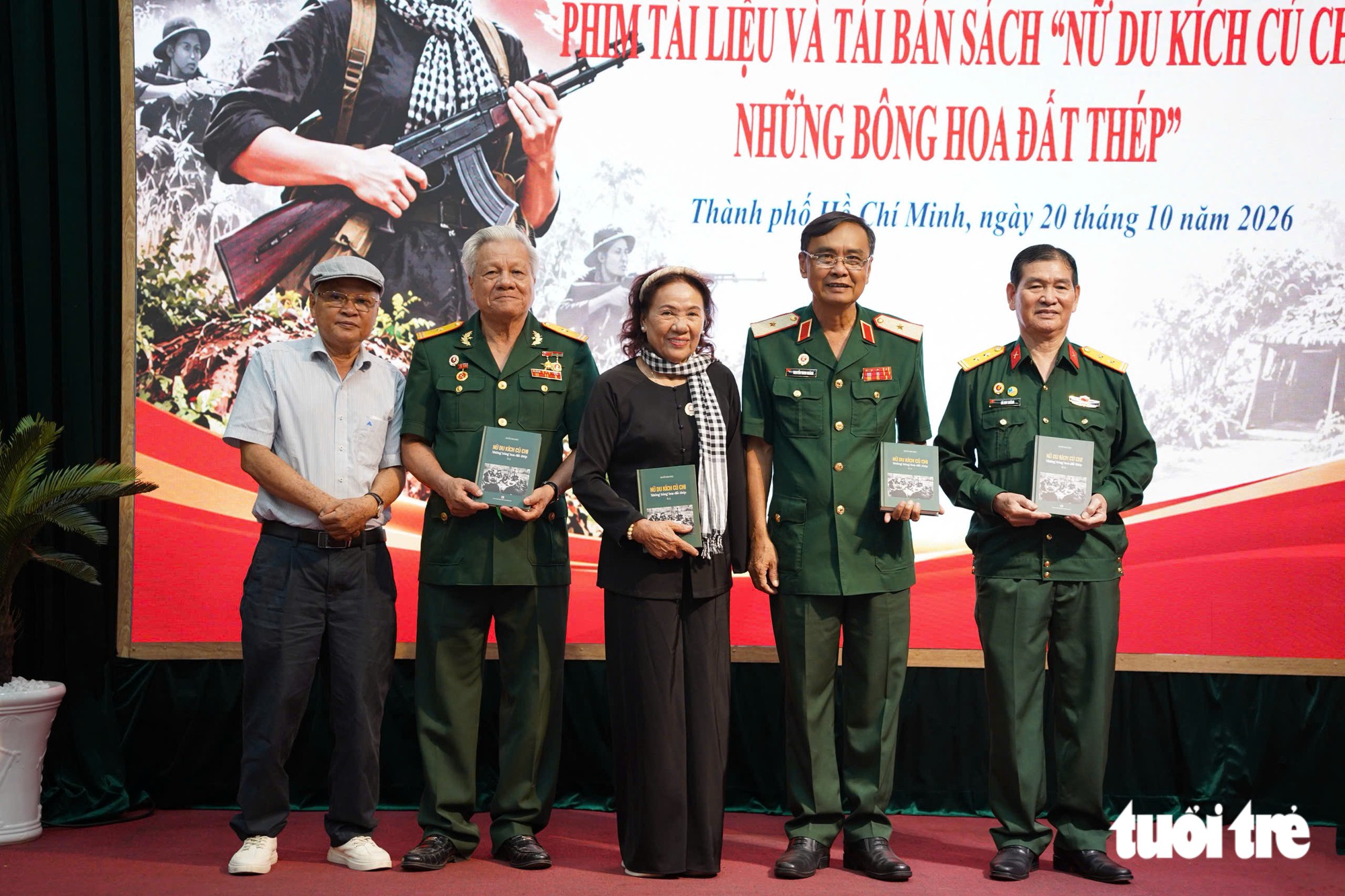 Nhà văn Nguyễn Minh Ngọc (bìa trái) cùng bà Võ Thị Trong và các đại diện Hội Cựu chiến binh - Ảnh: CAM LY