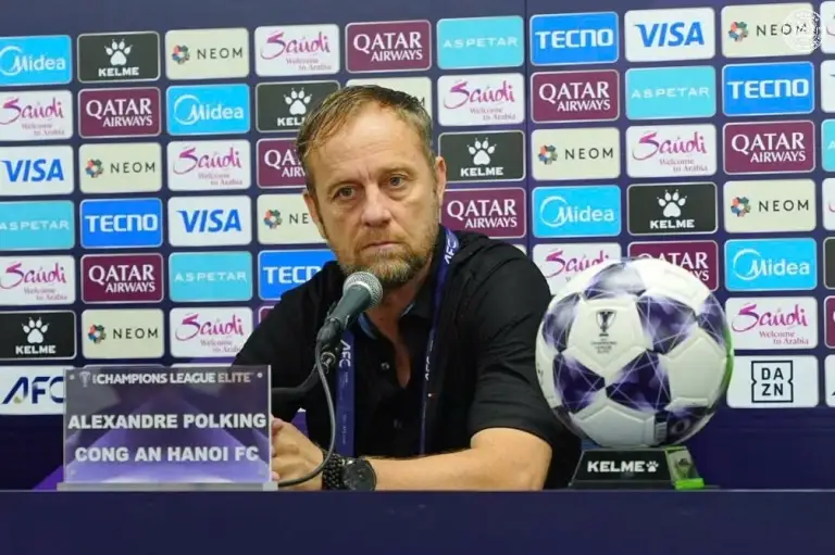 HLV người Brazil Mano Polking của Công an Hà Nội dự họp báo sau trận thua Gamba Osaka 1-4 ở lượt ra quân vòng phân hạng AFC Champions League Elite 2026-2027 - khu vực châu Á, trên sân Suita, Osaka, Nhật Bản ngày 15/9/2026. Ảnh: Công an Hà Nội FC