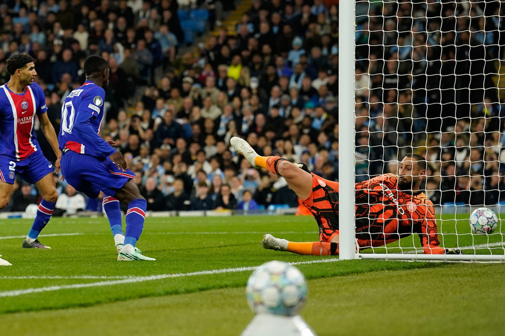 Dembele đánh đầu nâng tỷ số lên 2-0 cho PSG trong trận thắng Man City 4-2 ở vòng phân hạng Champions League trên sân Etihad, Manchester, Anh, ngày 14/10/2026. Ảnh: AP