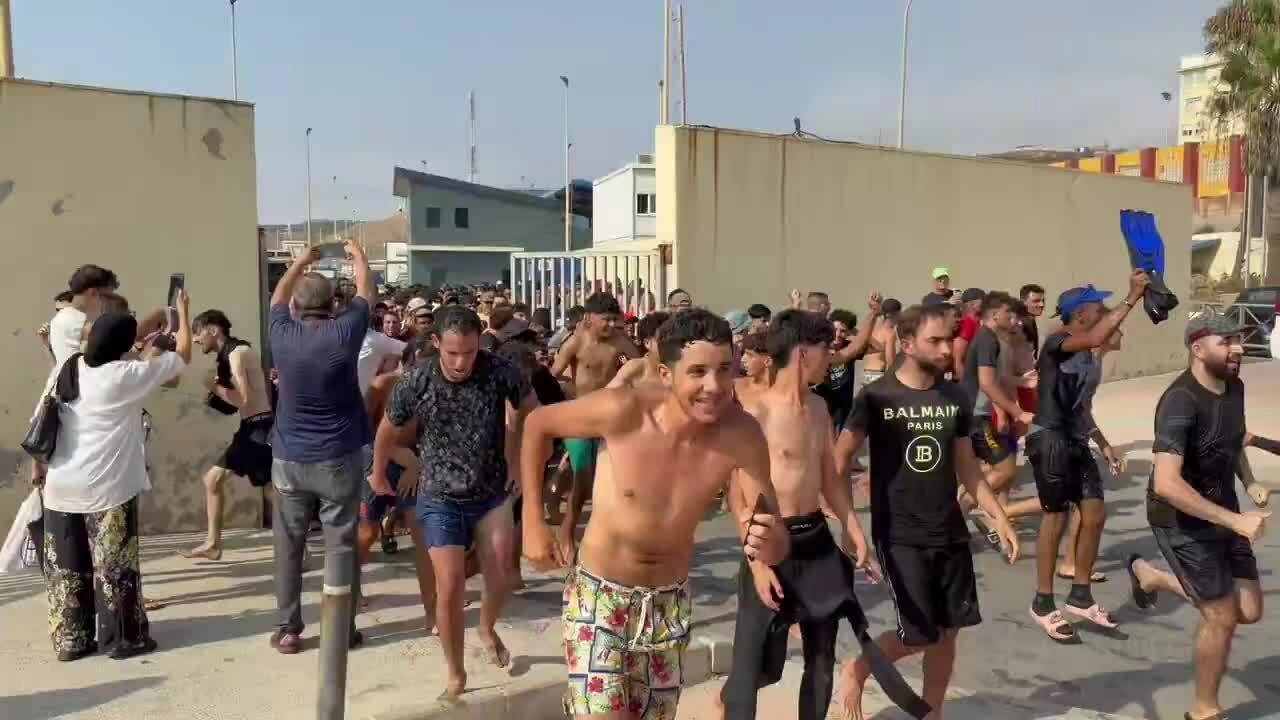 Người di cư tràn vào thành phố Ceuta ngày 30/7. Video: X/Cerfia